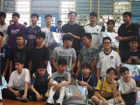 Foto pemberian hadiah kepada pemenang lomba penalti dalam acara Porak Semester Ganjil 2025